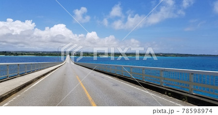 美しい海に真っすぐ続く橋 78598974