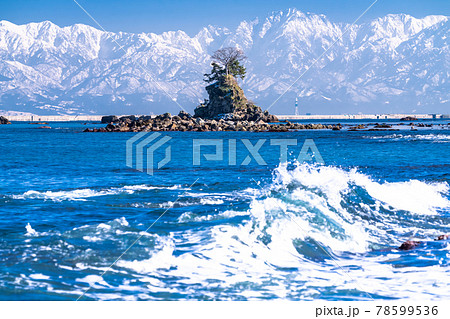 《富山県》冬の雨晴海岸・富山一の景勝地 《富山県》冬の雨晴海岸・富山一の景勝地 78599536