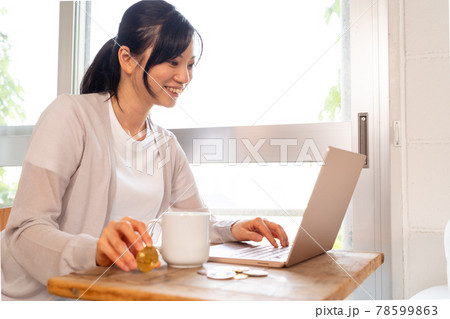 仮想通貨、デイトレードを楽しんでいる女性 仮想通貨、デイトレードを楽しんでいる女性 78599863