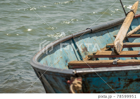 Old rusty fishing boat with flaking paint on the bank of the Nile in Sudan 78599951
