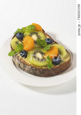 おいしい♪　ピスタチオペーストでフルーツトースト 78600396