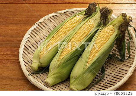 ざるに乗せたひげ付きのとうもろこし ざるに乗せたひげ付きのとうもろこし 78601225