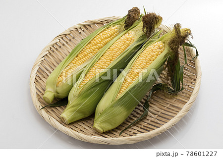 白バックでざるに乗せたひげ付きのとうもろこし 78601227