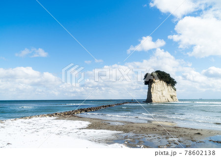 初冬の能登半島見附島 初冬の能登半島見附島 78602138