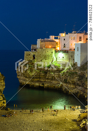 イタリア ポリニャーノ・ア・マーレ 夜のカラ・ポルト海岸と断崖の上の町並み イタリア ポリニャーノ・ア・マーレ 夜のカラ・ポルト海岸と断崖の上の町並み 78602522