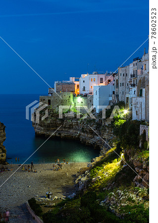 イタリア ポリニャーノ・ア・マーレ 夕暮れ時のカラ・ポルト海岸と断崖の上の旧市街 イタリア ポリニャーノ・ア・マーレ 夕暮れ時のカラ・ポルト海岸と断崖の上の旧市街 78602523