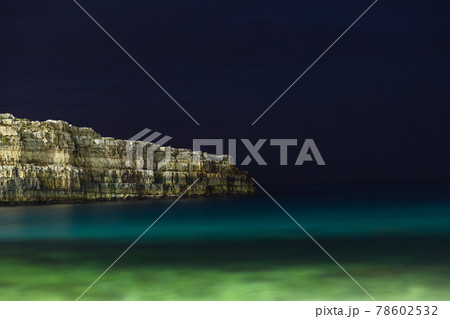 イタリア ポリニャーノ・ア・マーレ 夜のカラ・ポルト海岸と断崖 イタリア ポリニャーノ・ア・マーレ 夜のカラ・ポルト海岸と断崖 78602532