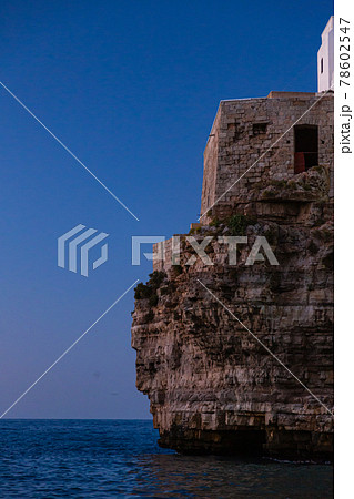 タリア ポリニャーノ・ア・マーレ 夕暮れ時のカラ・ポルト海岸 タリア ポリニャーノ・ア・マーレ 夕暮れ時のカラ・ポルト海岸 78602547
