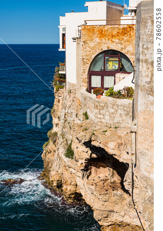 イタリア　ポリニャーノ・ア・マーレ　断崖の上にある家	 78602558