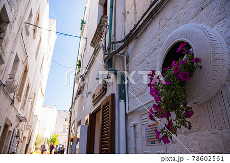 イタリア ポリニャーノ・ア・マーレの旧市街の路地風景 イタリア ポリニャーノ・ア・マーレの旧市街の路地風景 78602561
