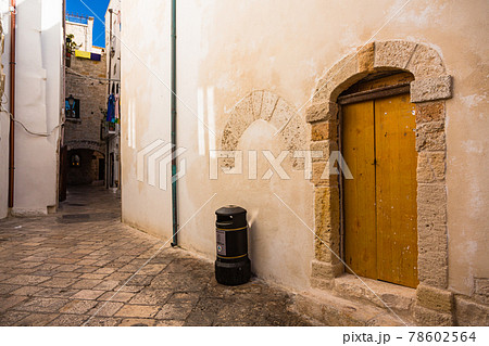 イタリア　ポリニャーノ・ア・マーレの旧市街の路地風景	 78602564