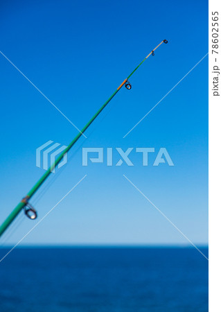 釣竿と快晴の空の下の海 釣竿と快晴の空の下の海 78602565