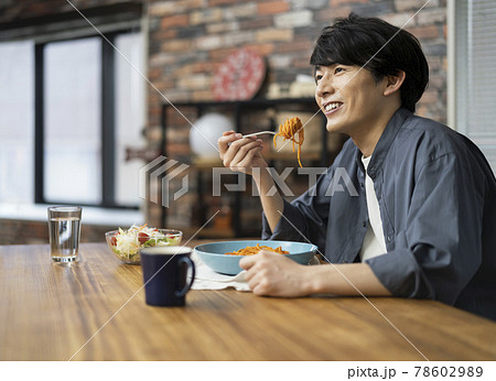パスタを食べるの20代の男性 パスタを食べるの20代の男性 78602989
