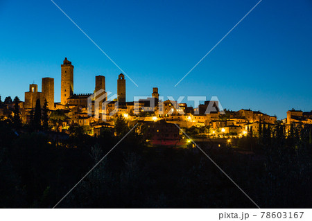 イタリア 丘の上の塔が立ち並ぶサン・ジミニャーノの景色 イタリア 丘の上の塔が立ち並ぶサン・ジミニャーノの景色 78603167