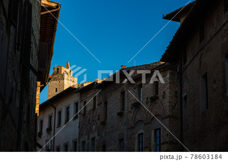 イタリア サン・ジミニャーノの路地から見えるトッレ・グロッサ イタリア サン・ジミニャーノの路地から見えるトッレ・グロッサ 78603184
