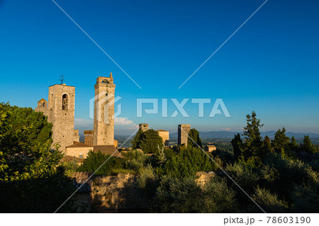 イタリア サン・ジミニャーノのロッカ公園から見えるドゥオーモの鐘楼とトッレ・グロッサ イタリア サン・ジミニャーノのロッカ公園から見えるドゥオーモの鐘楼とトッレ・グロッサ 78603190
