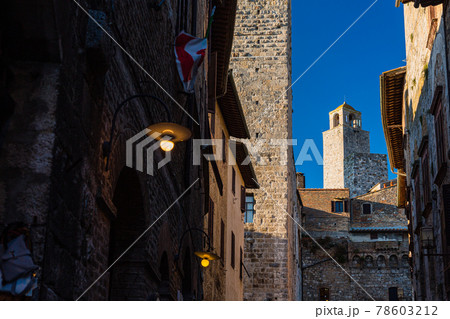 イタリア サン・ジミニャーノのサン・ジョヴァンニ通りから見えるトッレ・ログノサ イタリア サン・ジミニャーノのサン・ジョヴァンニ通りから見えるトッレ・ログノサ 78603212