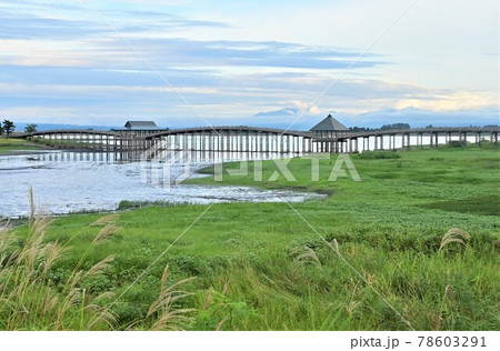 青森の絶景・木造三連太鼓橋「鶴の舞橋」 78603291
