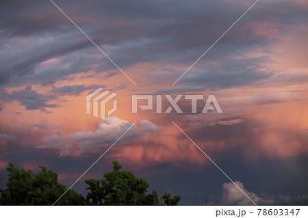 姿を変えながら夕陽に染まる積乱雲の下部1 姿を変えながら夕陽に染まる積乱雲の下部1 78603347