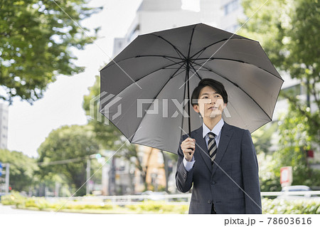 日傘をさした若いビジネスマン 日傘男子 イメージ 日傘をさした若いビジネスマン 日傘男子 イメージ 78603616