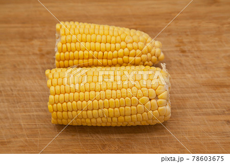 Very fresh and nutritious yellow ripe corn cobs Very fresh and nutritious yellow ripe corn cobs 78603675