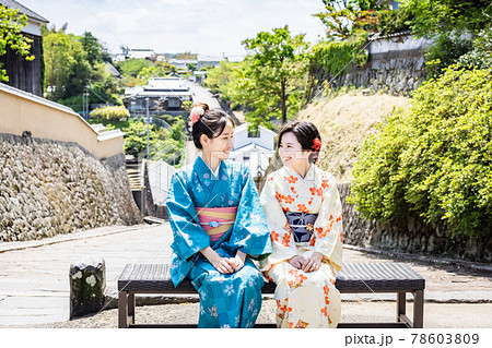 女子旅で着物を着て観光をする若い女性 【杵築市】 78603809