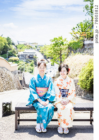 女子旅で着物を着て観光をする若い女性 【杵築市】 女子旅で着物を着て観光をする若い女性 【杵築市】 78603812