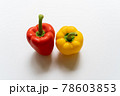 赤色と黄色のパプリカ 78603853