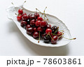白いお皿に盛り付けられたチェリー 78603861