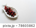 白いお皿に盛り付けられたチェリー 78603862