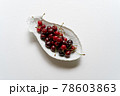 白いお皿に盛り付けられたチェリー 78603863