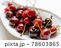 白いお皿に盛り付けられたチェリー 78603865