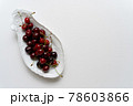 白いお皿に盛り付けられたチェリー 78603866