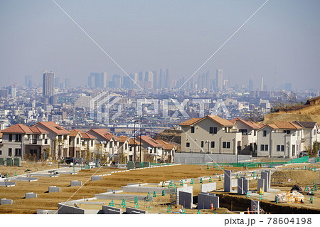 稲城南山スカイテラスからん見た住宅造成現場と都心のビル群 78604198