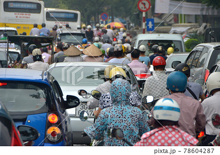 「ベトナム」ハノイ市街の通勤渋滞 78604287