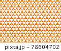 大小三角形パターンオレンジ色 78604702