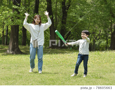 公園で野球を楽しむファミリー 78605663