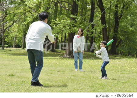 公園で野球を楽しむファミリー 78605664