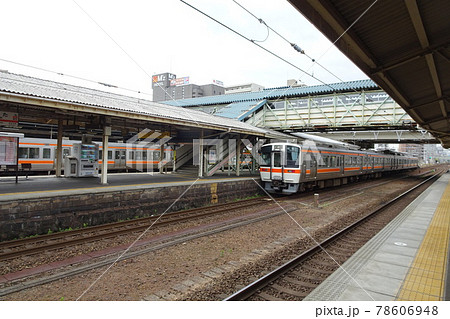 JR東海 熱田駅 弧線橋と発車する列車 JR東海 熱田駅 弧線橋と発車する列車 78606948