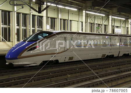 夜の上毛高原駅に停車中の上越新幹線E7系 夜の上毛高原駅に停車中の上越新幹線E7系 78607005