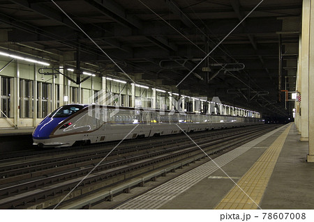 夜の上毛高原駅に停車中の上越新幹線E7系 夜の上毛高原駅に停車中の上越新幹線E7系 78607008