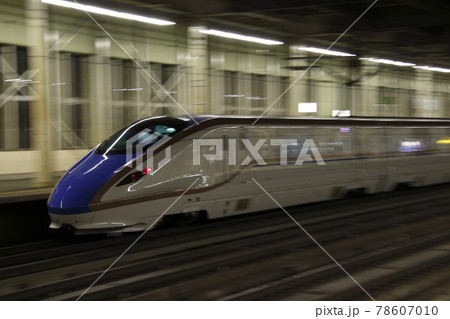 夜の上毛高原駅に停車中の上越新幹線E7系 夜の上毛高原駅に停車中の上越新幹線E7系 78607010