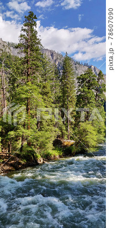 晴れた日の渓谷 78607090