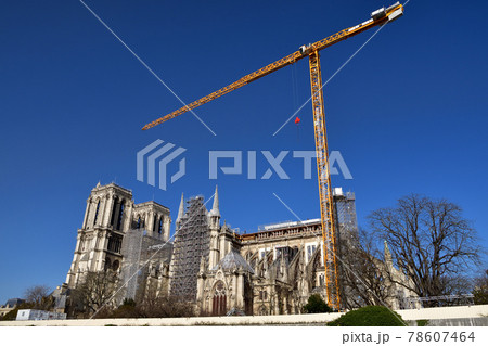 フランス・パリ、再建工事中のノートルダム大聖堂、2021年2月24日撮影。 78607464