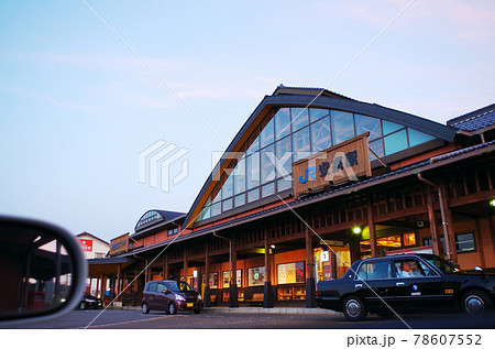 夕方の帰宅時間帯の駅前の風景 78607552