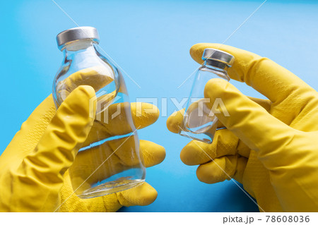 Medical ampoule and bottle in the hands of a doctor Medical ampoule and bottle in the hands of a doctor 78608036