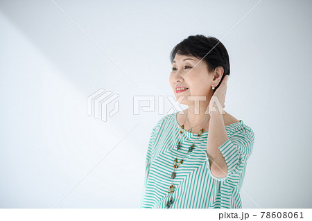 シニア女性 ヘアケア 美容 シニア女性 ヘアケア 美容 78608061