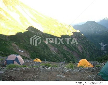 夏山登山のテント場 78608436