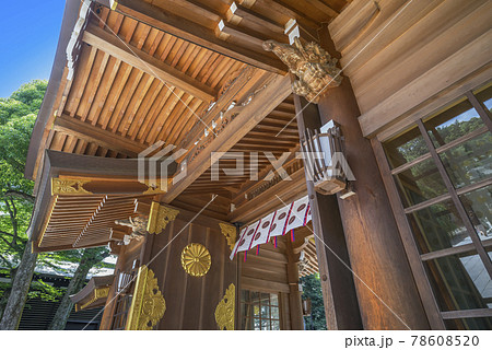 大國魂神社　随神門 　神社仏閣　陽射し　扉　ずいじんもん 78608520