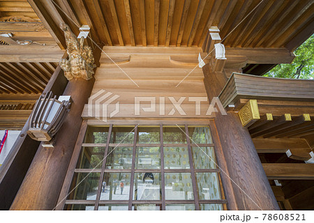 大國魂神社　随神門 　神社仏閣　陽射し　扉　ずいじんもん 78608521